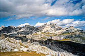 Trekking nel Parco Naturale Puez-Odle. Da Passo Gardena al Rifugio Puez, vista verso il Puez.